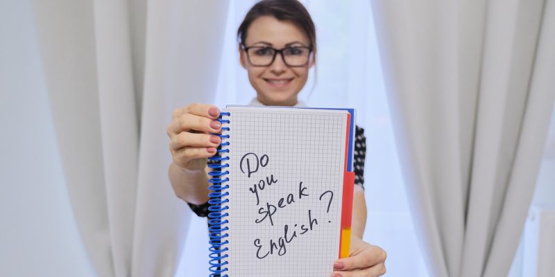 lektor angielskiego lektor angielskiego trzymająca kartkę z napisem czy mówisz po angielsku
